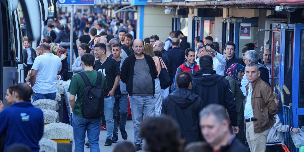 Otogar ve havalimanlarında bayram tatili yoğunluğu