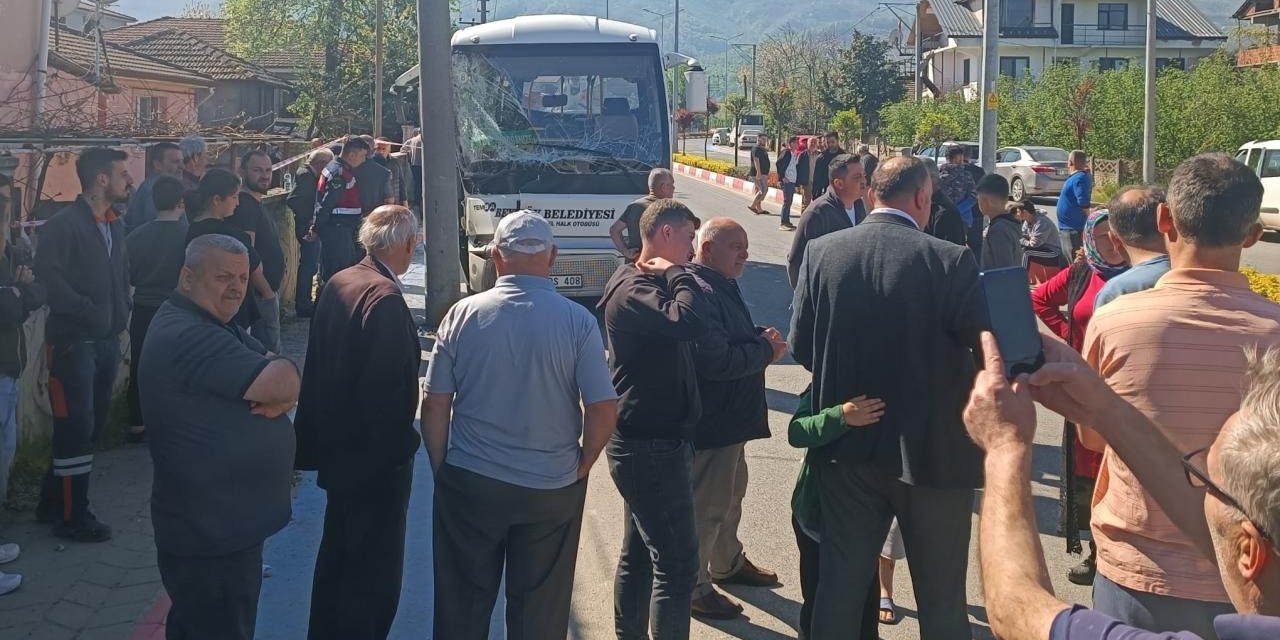 Düzce'de halk otobüsü aydınlatma direğine çarptı: 16 yaralı