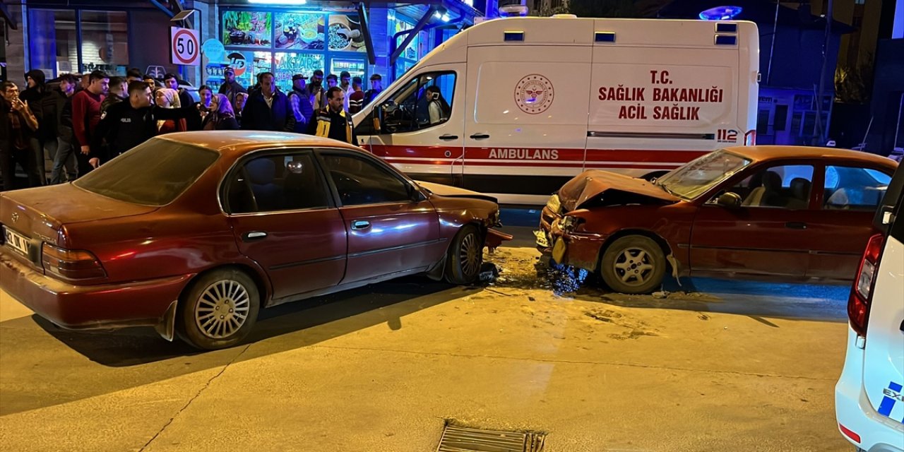 Konya'da 2 otomobilin çarpıştığı kazada 6 kişi yaralandı