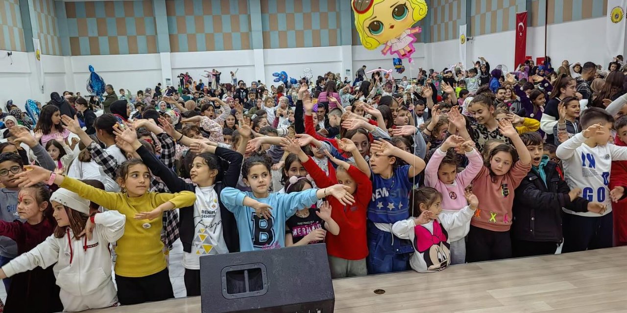 Sarayönü Çocuk Şenliği'nde yüzlerce çocuk doyasıya eğlendi