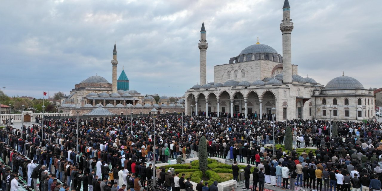 Binlerce Konyalı 'Bayram Namazı' için Mevlana Meydanı'nda buluştu