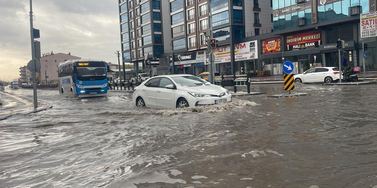 Niğde'de sağanak yağış kazaya neden oldu: 8 yaralı