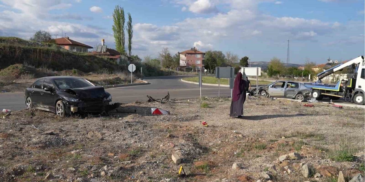Konya - Kırıkkale yolunda kaza!  İki otomobil çarpıştı