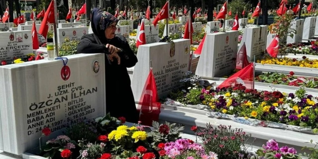 Bayramın üçüncü gününde Edirnekapı Şehitliği'ne ziyaretler sürdü