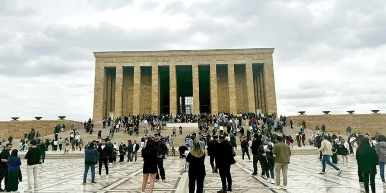 Anıtkabir'de bayram tatilinde ziyaretçi yoğunluğu