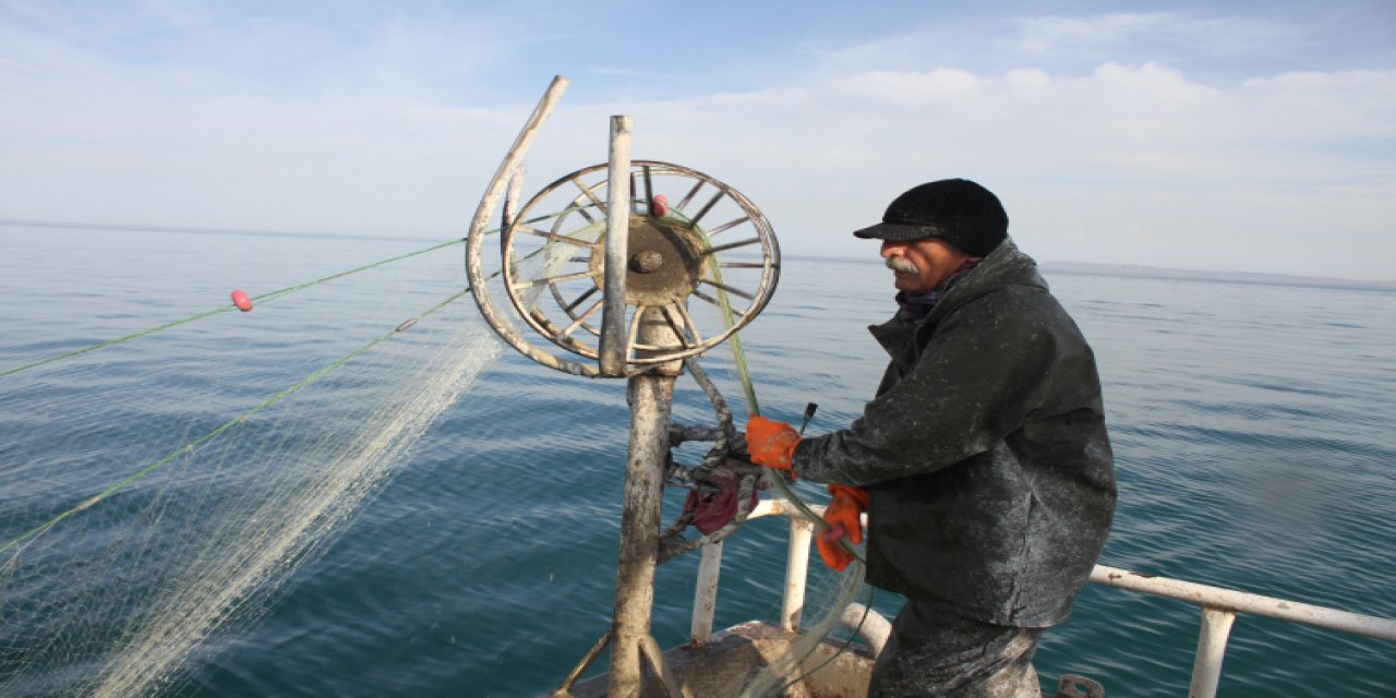Balıkçılar yasak öncesi son ağlarını göle bırakıyor