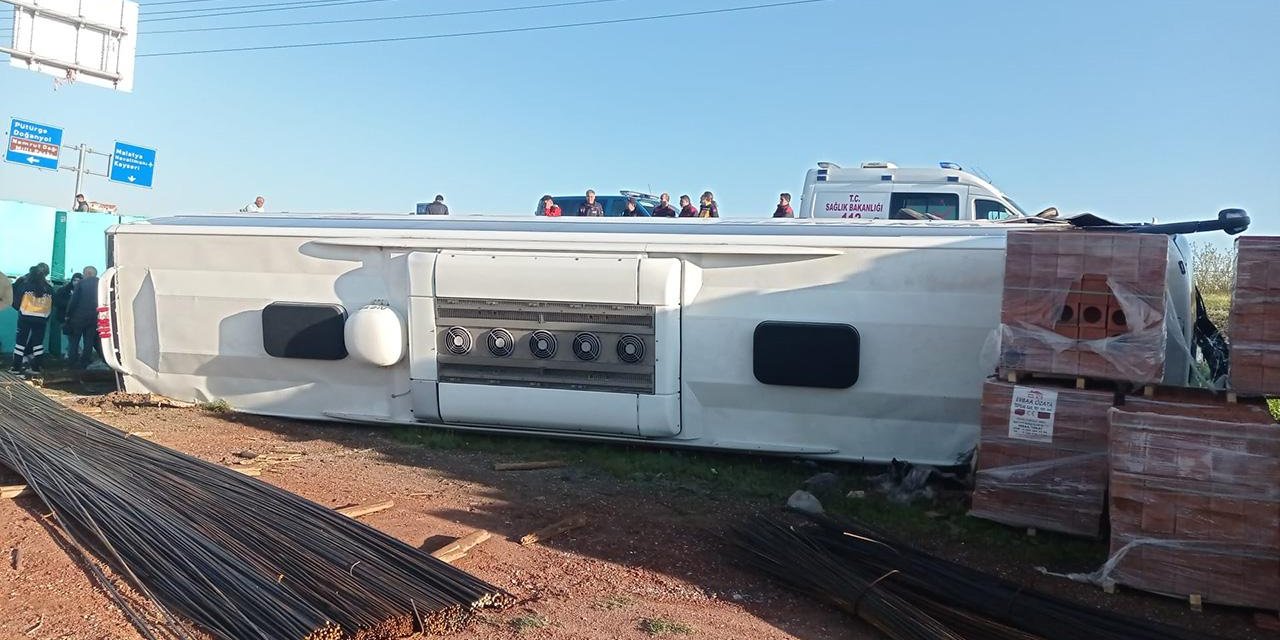 Malatya'da otobüs devrildi: 22 yaralı