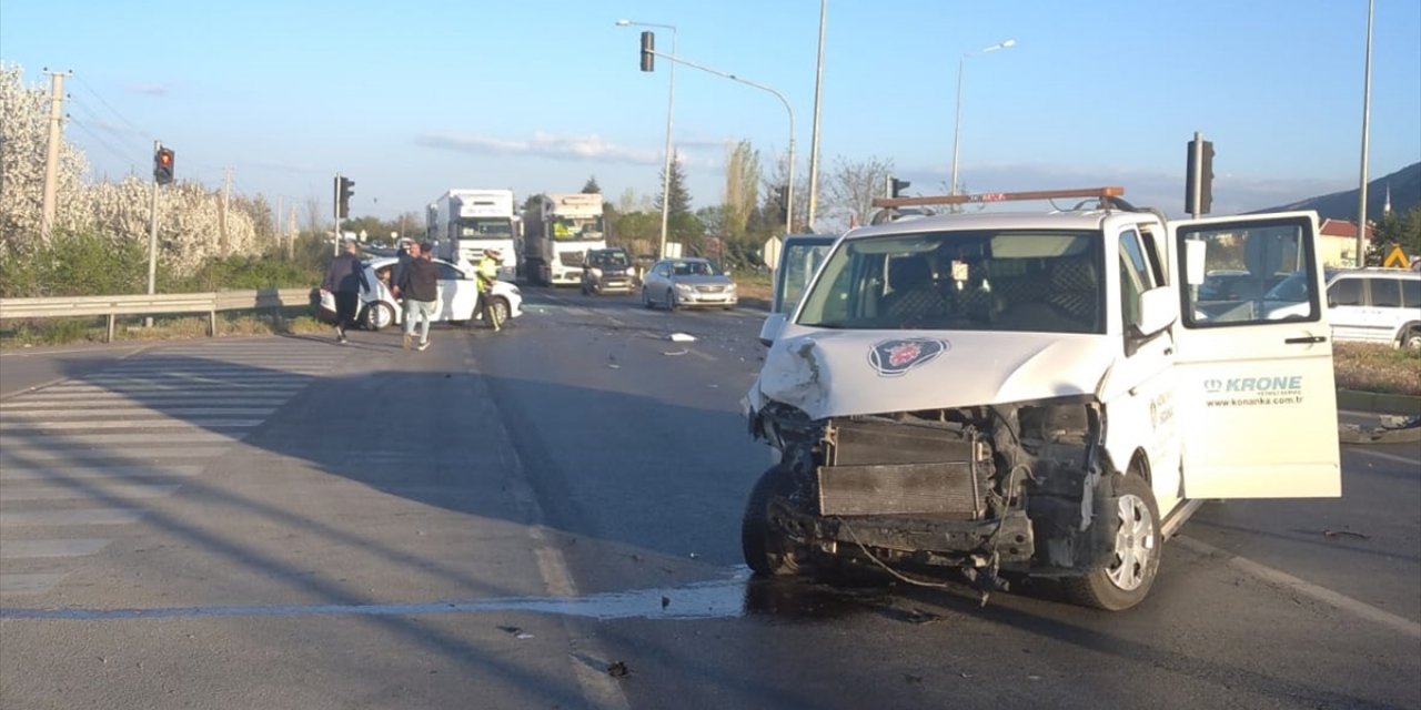 Konya'da kamyonet trafik ışıklarında bekleyen otomobile çarptı: 11 yaralı!