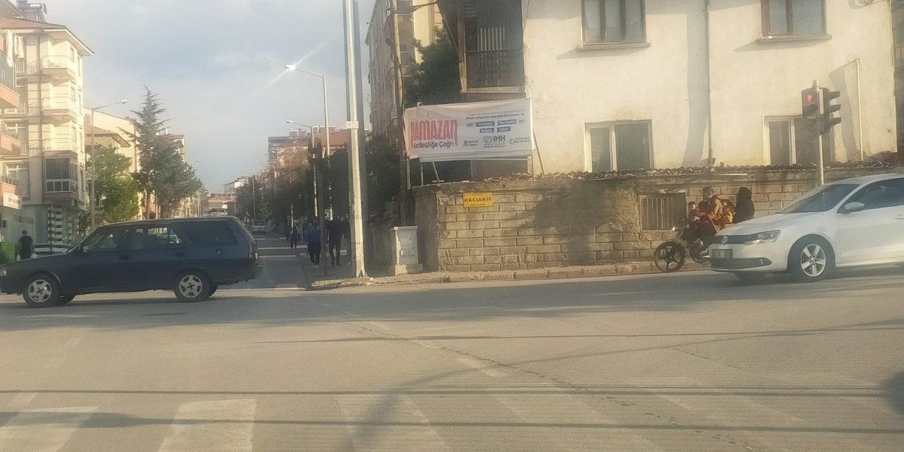 Konya'da 5 kişinin aynı motosikletteki tehlikeli yolculuğu