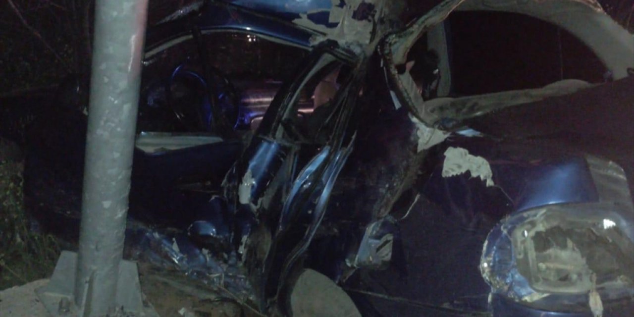 Konya'da tabelaya çarpan otomobilin sürücüsü öldü