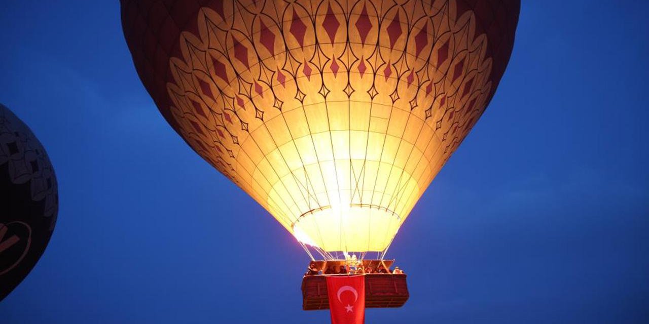 Kapadokya'da balonlar 23 Nisan için havalandı
