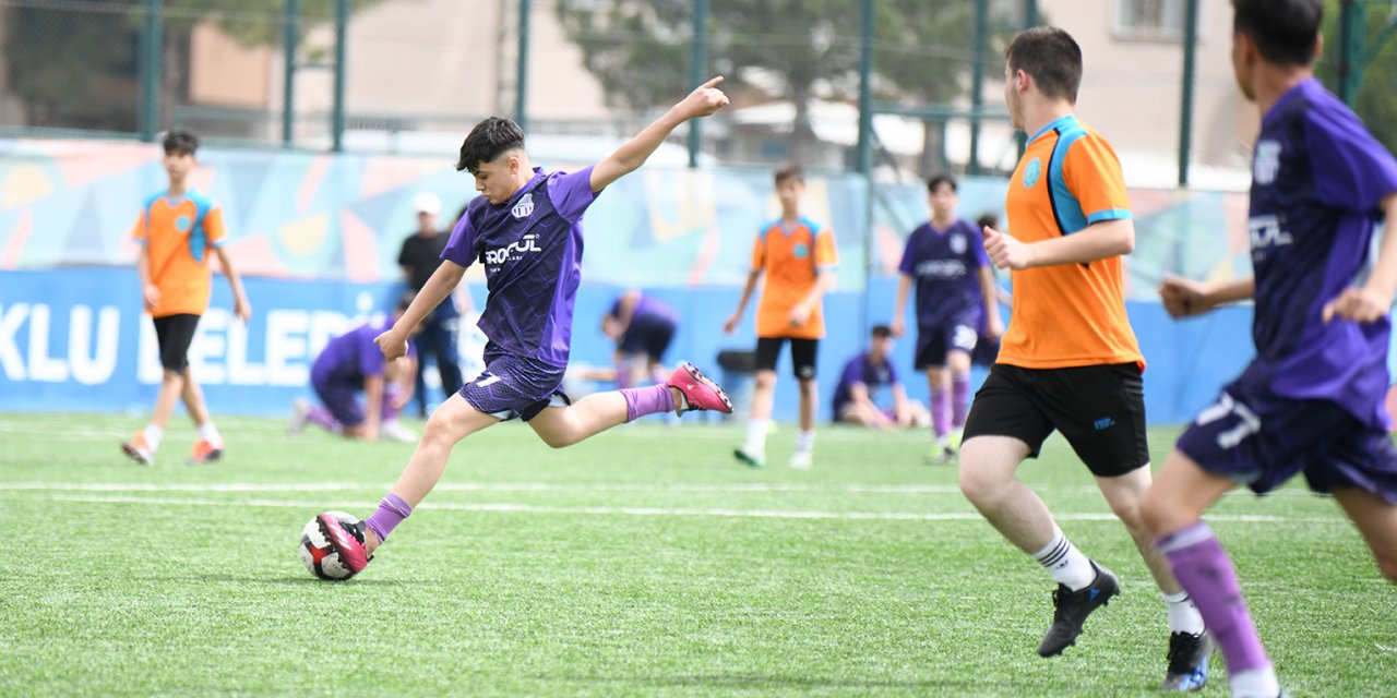 Selçuklu’da ortaokullar arası futbol turnuvası başladı