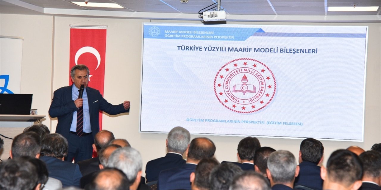 İl Milli Eğitim Müdürü Yiğit 'Türkiye Yüzyılı Maarif Modeli'ni anlattı!
