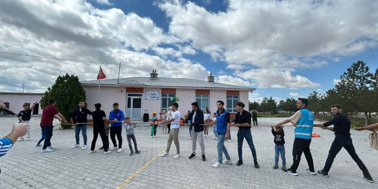 Konya'da üniversite öğrencileri ilkokul öğrencileri ile buluştu
