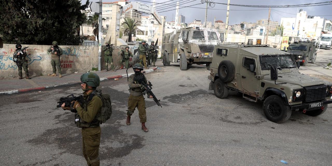 İsrail askerleri, Batı Şeria'da 11 Filistinliyi gözaltına aldı