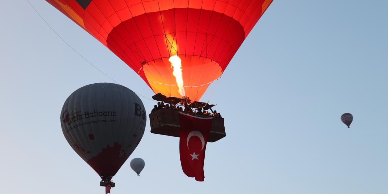 Kapadokya'da balonlar Türk bayraklarıyla uçtu