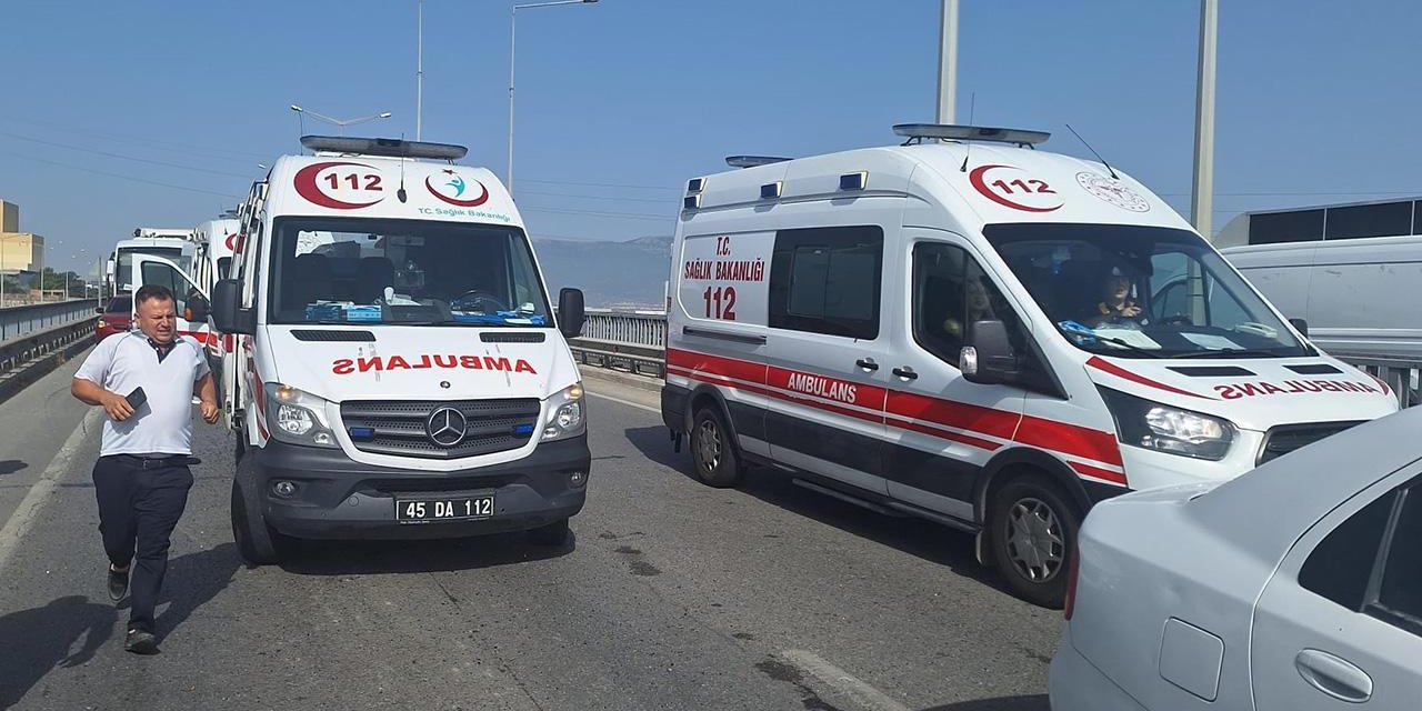 Manisa'da iki servis midibüsü ile otobüs çarpıştı: Çok sayıda yaralı var