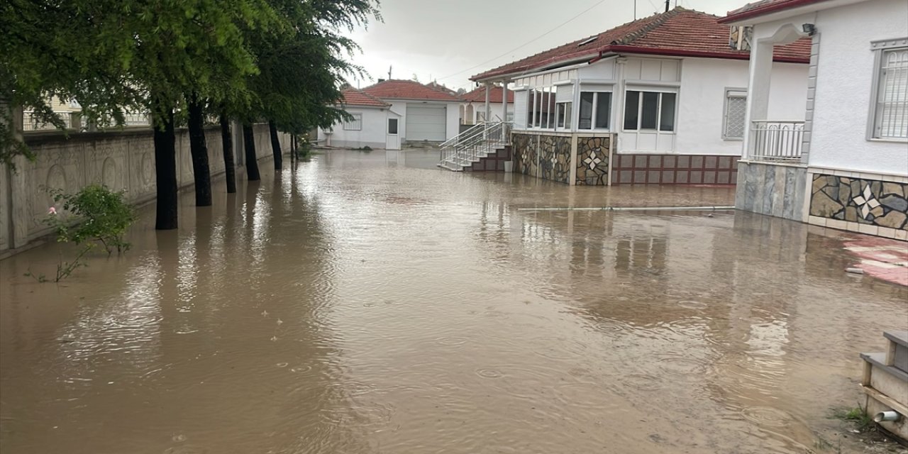 Konya'da dolu ve sağanak hayatı olumsuz etkiledi