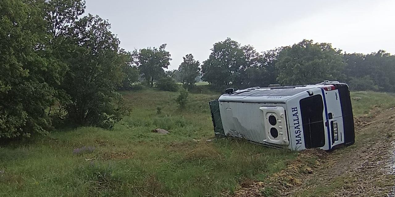 Afyonkarahisar'da minibüs devrildi: 14 işçi yaralı