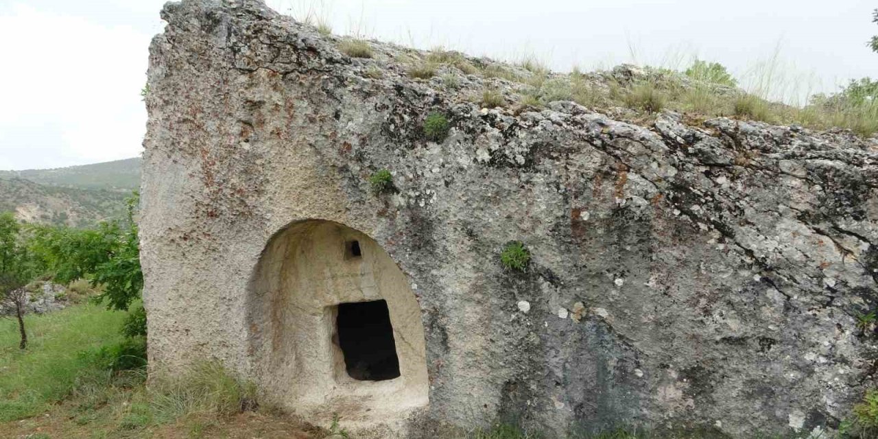 2 bin yıllık kaya mezarları görenleri şaşırtıyor