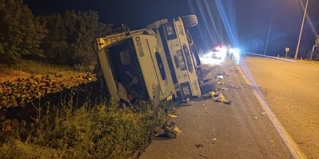 Konya'da devrilen kamyonun sürücüsü yaralandı