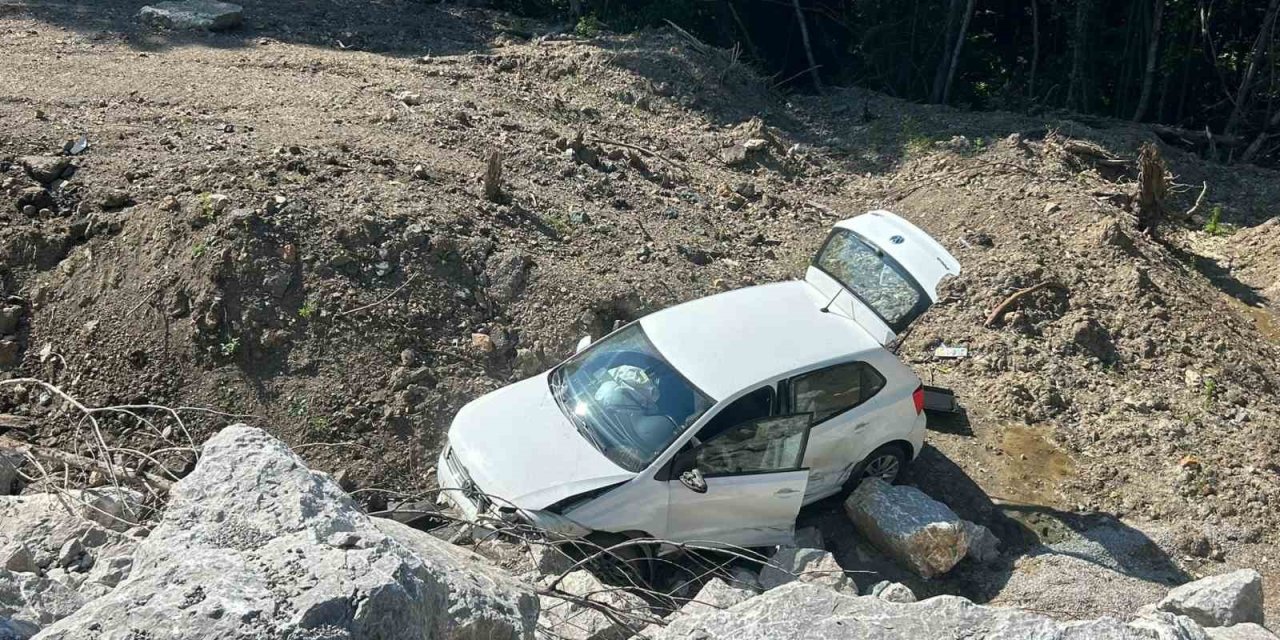 Şarampole uçan otomobilin sürücüsü yaralandı