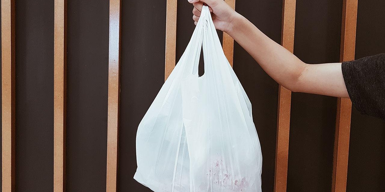 Ücretli alışveriş poşetleriyle 1 milyon tondan fazla plastik atık engellendi