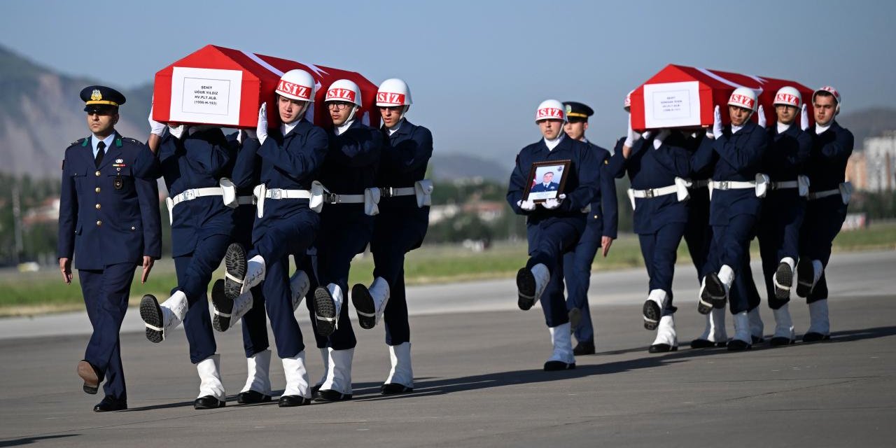 Eğitim uçağında şehit olan pilotlar için tören düzenlendi