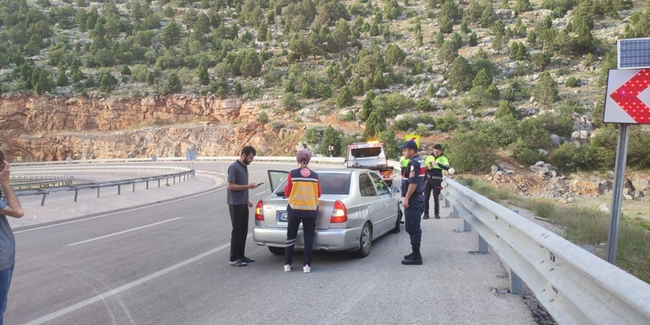 Konya'da bariyerlere çarpan otomobildeki yolcu yaralandı