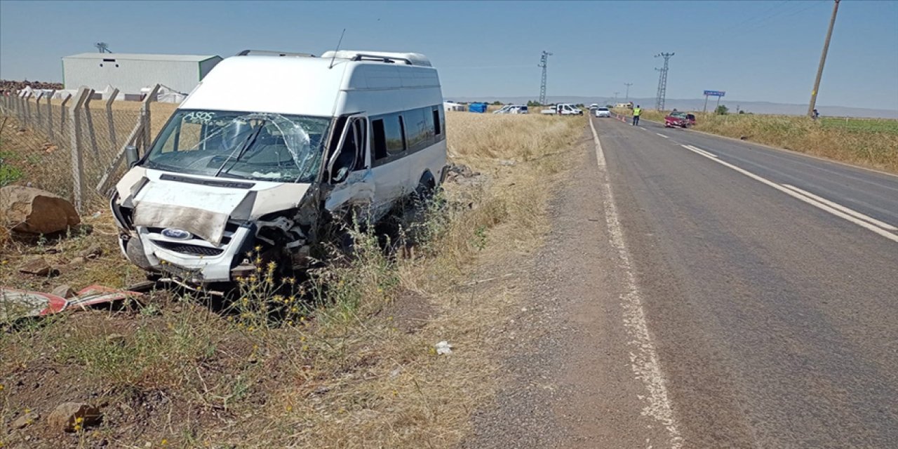 Minibüs ile otomobilin çarpıştığı kazada 22 kişi yaralandı