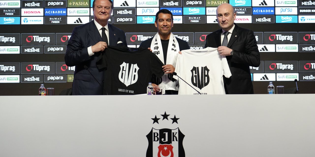 Beşiktaş'ın yeni teknik patronu van Bronckhorst imzayı attı