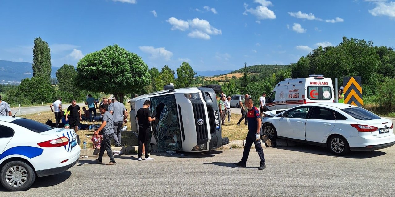 Feci kaza! Otomobil ile minibüs çarpıştı: 3'ü ağır 18 yaralı