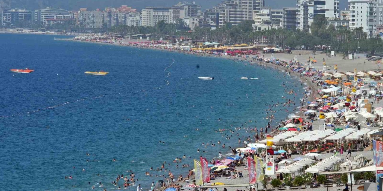 Antalya’da sahillerdeki yoğunluk iki katına çıktı