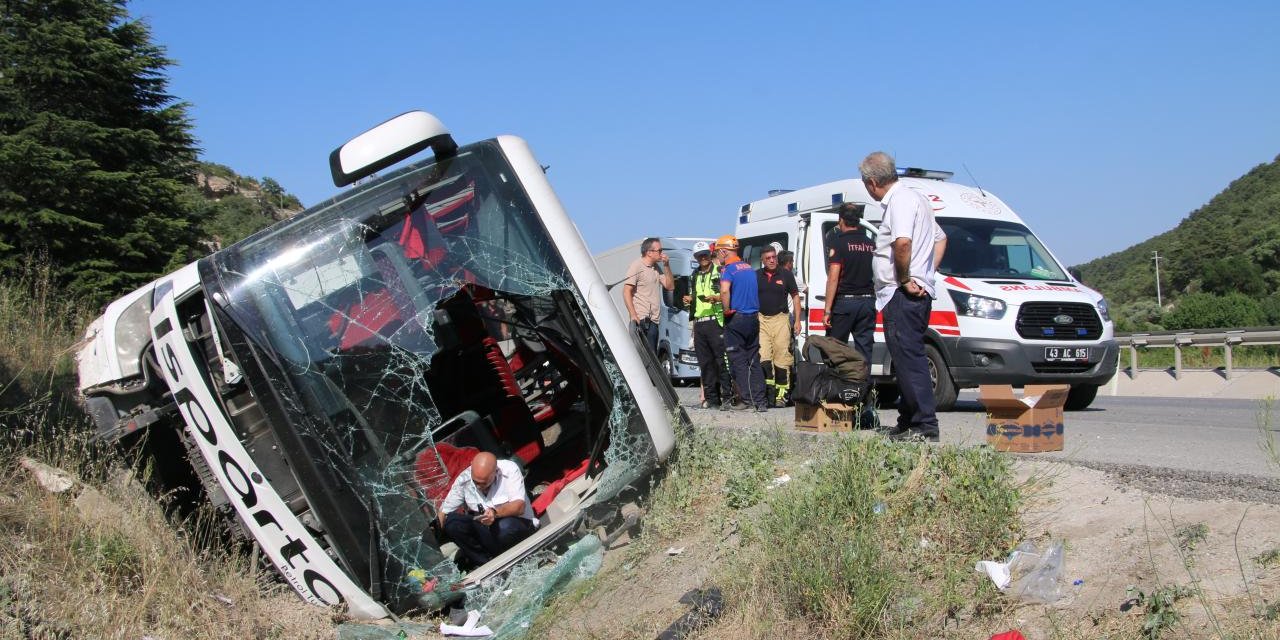 Kütahya'da yolcu otobüsü şarampole devrildi: 5 yaralı