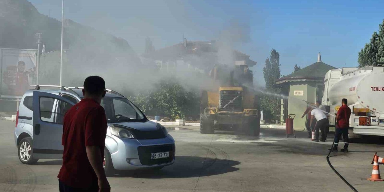 Petrol istasyonundaki kepçe yandı: Faciadan dönüldü