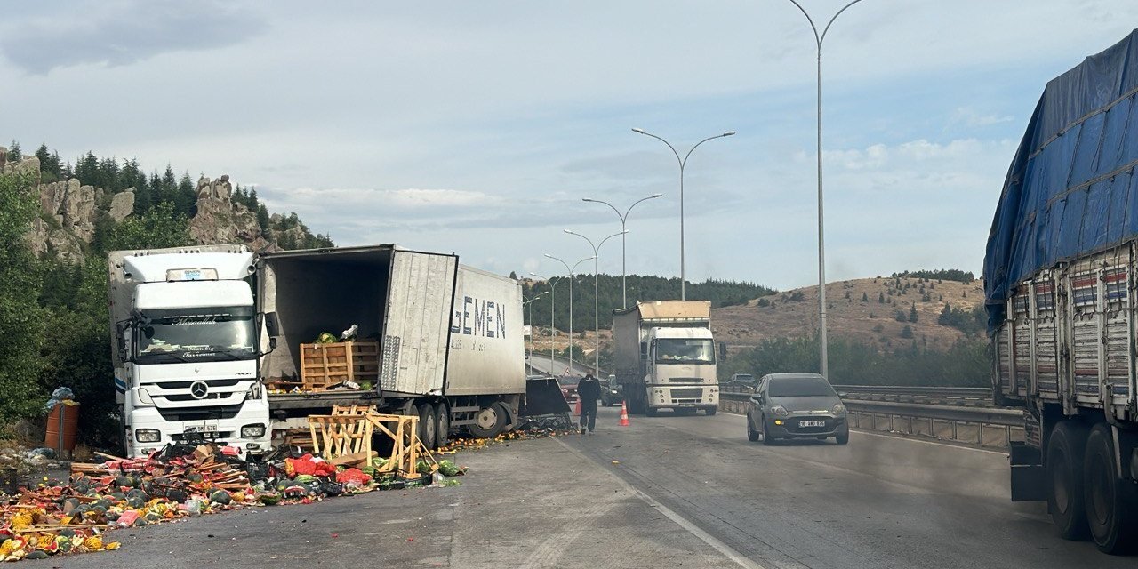 Otobüsünün tırla çarpıştığı kazada 14 kişi yaralandı