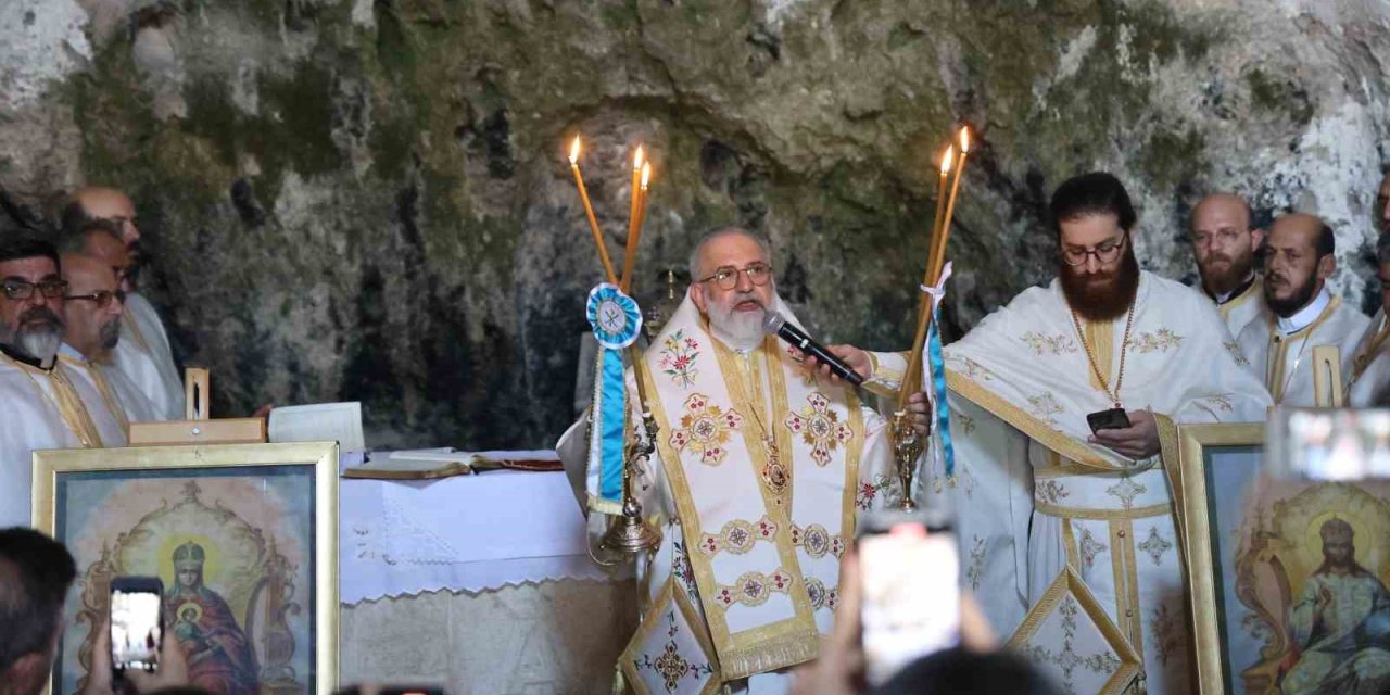 Mağara içindeki St. Pierre Kilisesi’nde bayram ayini