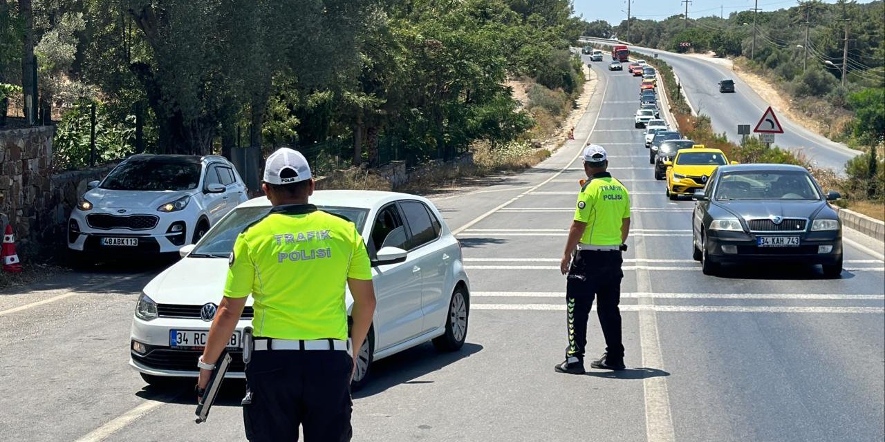 Trafik ekipleri, 2 milyon 408 bin 77 aracı denetledi