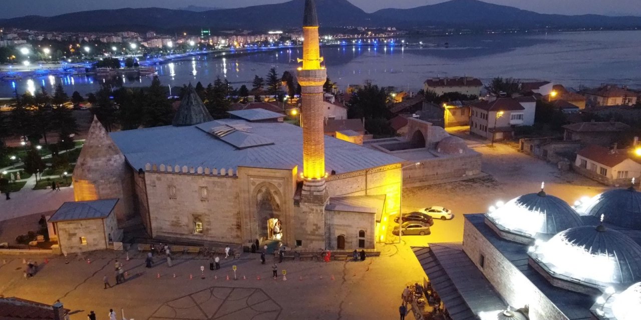 Eşrefoğlu Camisi'ni tatilde 21 bin 801 kişi ziyaret etti
