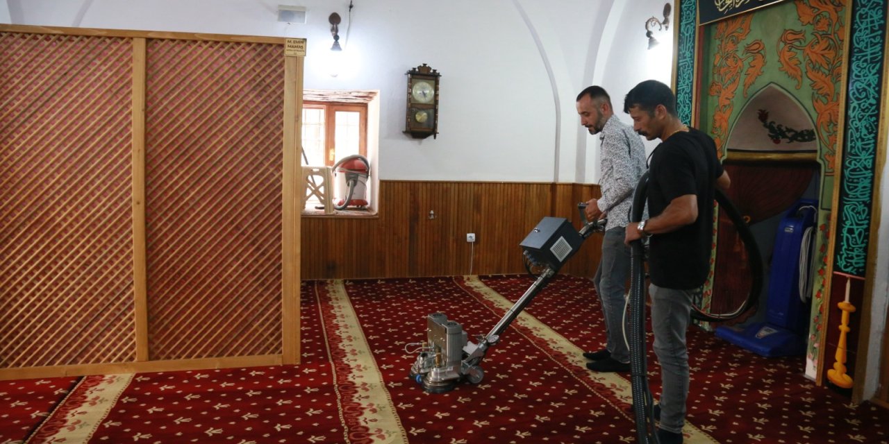 Konya’da Camilerde Temizlik Çalışması Gerçekleştirdi