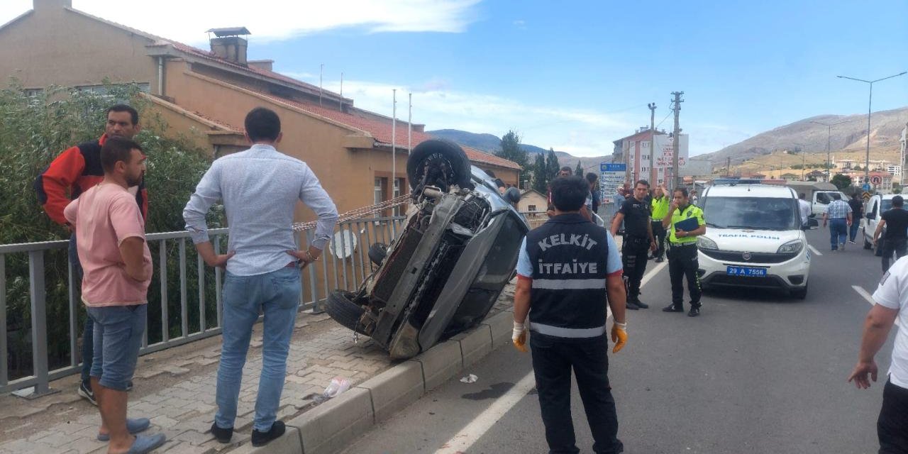 Takla atan araç kaldırımda yürüyen kadın ve çocuğa çarptı