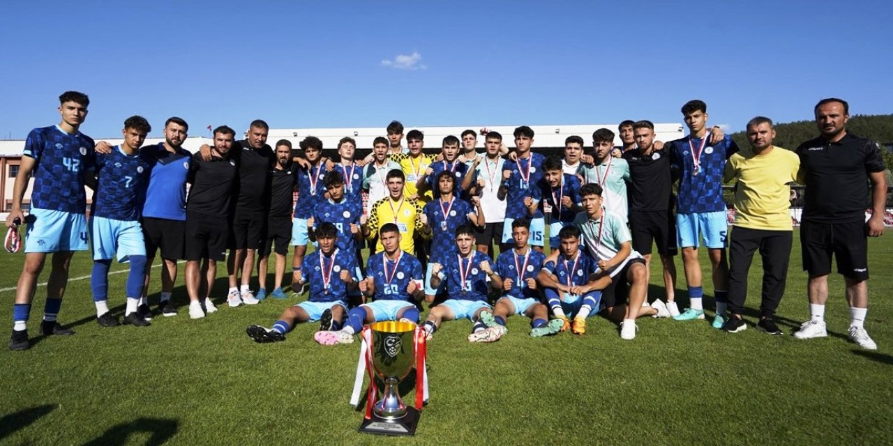 Selçuklu Belediyespor'un U17 takımı Türkiye ikincisi oldu
