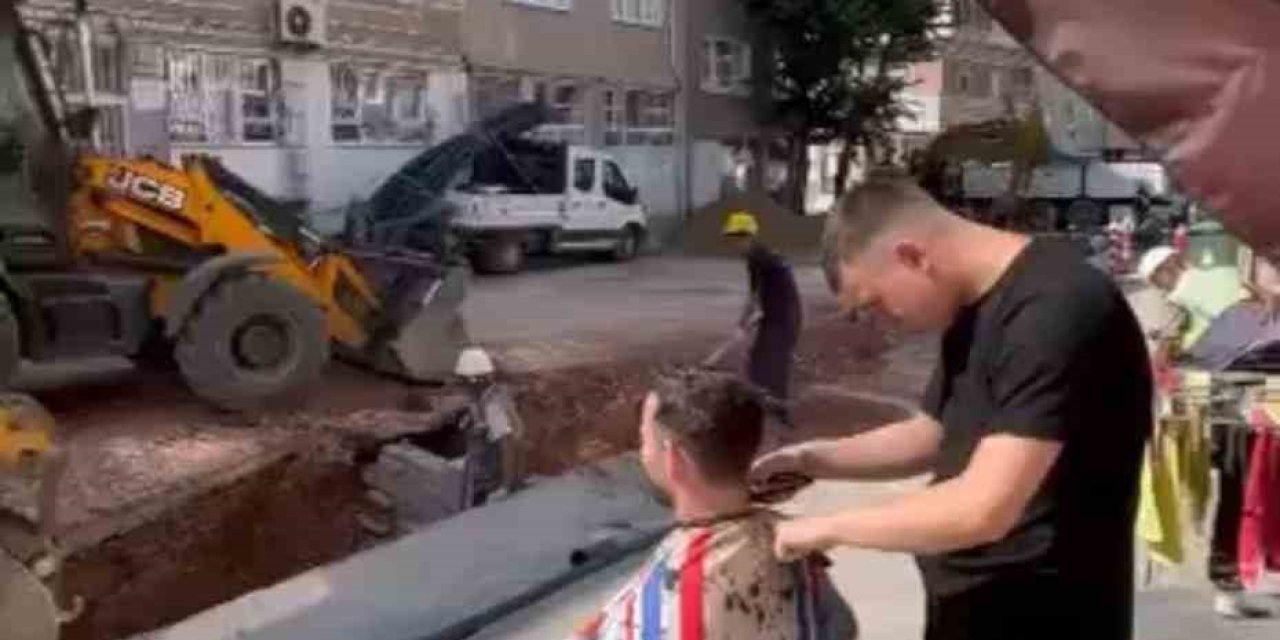 Tıraş olurken yol yapım çalışmasını izledi, gören bir daha baktı