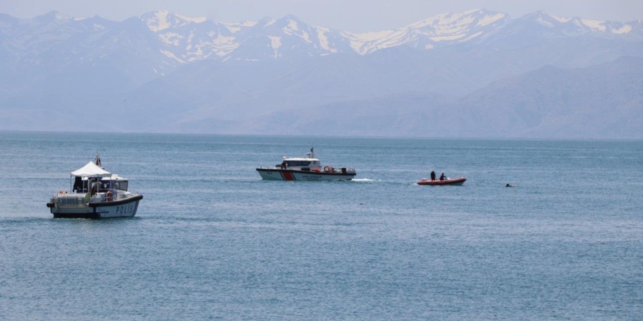 Van Gölü'nde kaybolan 2 kişinin cansız bedenlerine ulaşıldı