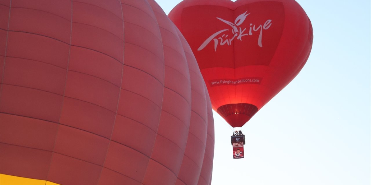 Kapadokya'da sıcak hava balonları Türk bayrakları ve posterlerle uçtu