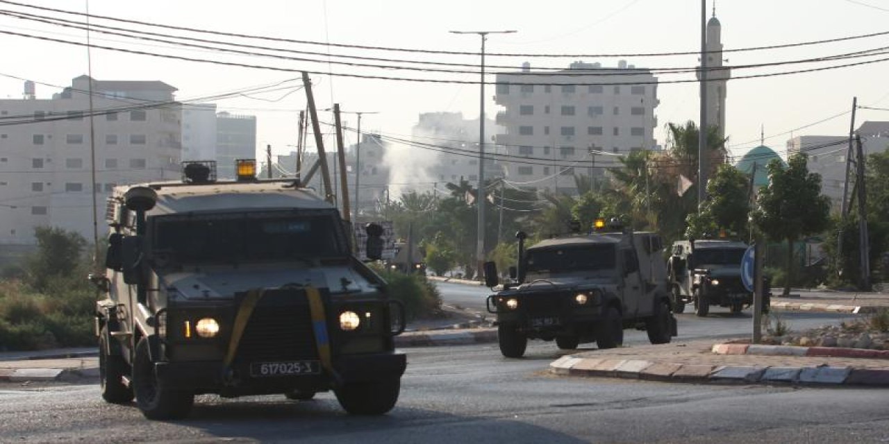 İsrail Güçleri, İşgal Altındaki Batı Şeria'da 15 Filistinliyi Gözaltına Aldı