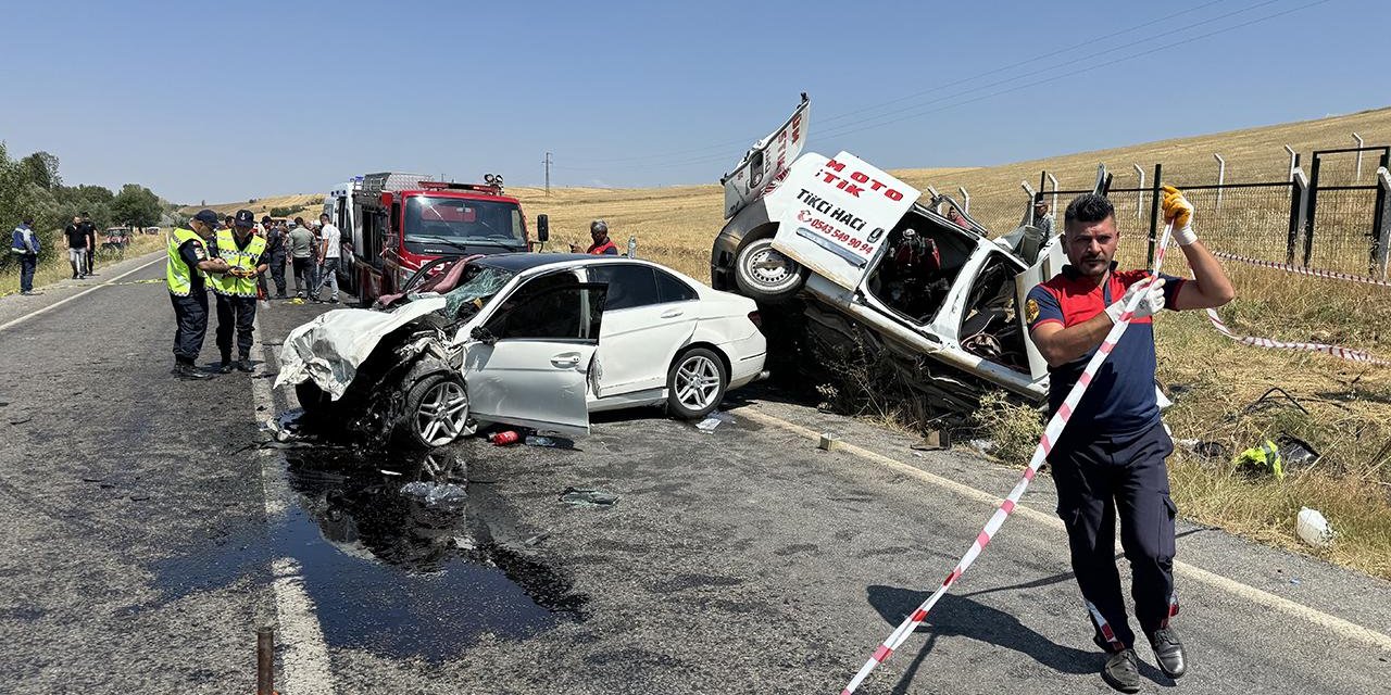 Yozgat'ta hafif ticari araçla otomobil çarpıştı: 4 ölü