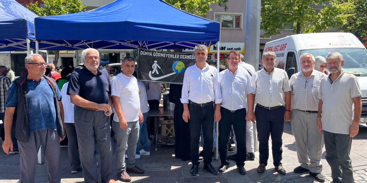 Dünya Görmeyenler Derneği'nden Halka Aşure İkramı!