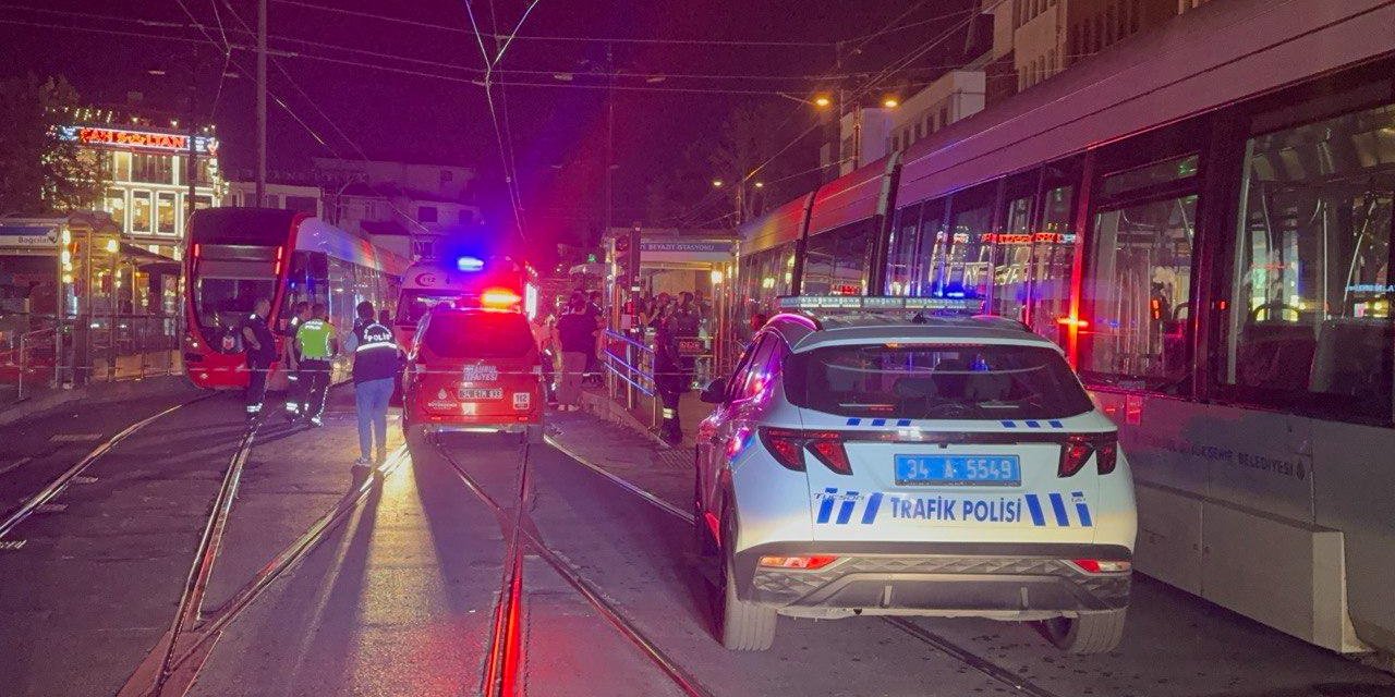 İstanbul'da tramvayın altında kalan kişi öldü