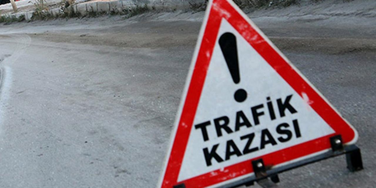 Kars'ta otomobil ile hafif ticari araç çarpıştı: 13 yaralı